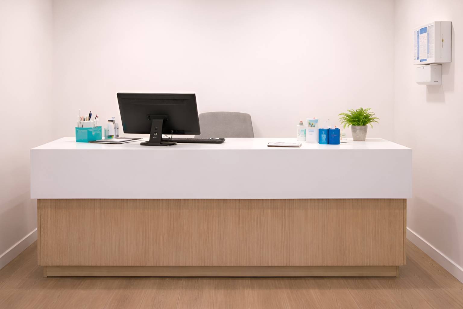 clinic reception area belgica amara clinic fetmedical elite fetmed experience bdsm medical MedicalFemdom belgium bdsmclinic